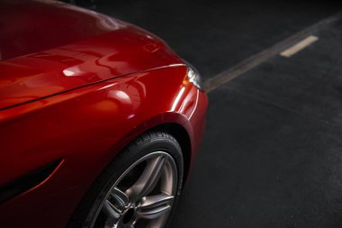 Modern lüks kırmızı araç, otomatik ayrıntı, araba bakım kavramı garaja arka Far