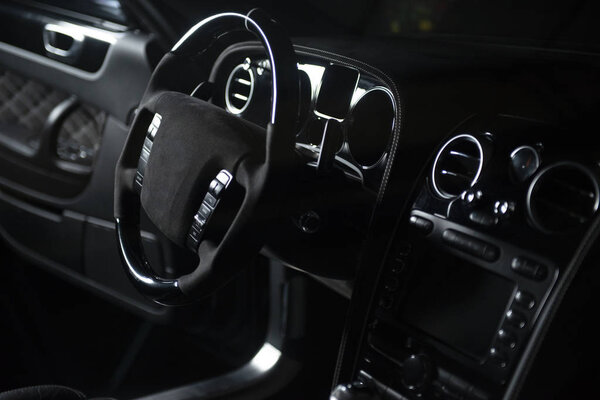 Задняя фара современного роскошного серого красного металлического автомобиля, авто детали, концепция ухода за автомобилем в гараже