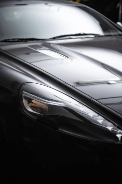 Modern lüks, gri, metalik bir arabanın arka farları, araba bakım konsepti garajda.