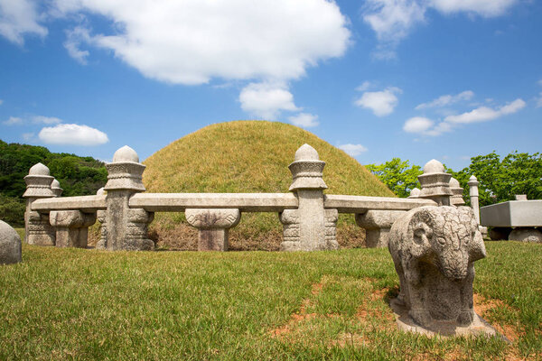 Королевские усыпальницы в центре Сеула
.