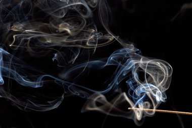 Siyah arkaplanda beyaz duman.