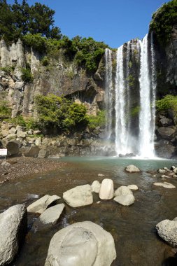 Jeongbang Falls bir Jeju Adası, Güney Kore üzerinde popüler turistik sitesidir.