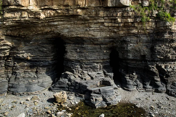 Çok öykülü sert katmanlı ve ünlü turistik tortul kayalarda Chaeseokgang Coast Buan-gun, Güney Kore site.