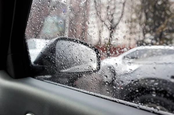 Yağmurlu Bir Gün Yan Dikiz Aynasından Üzerinde Yağmur Damlaları — Stok fotoğraf