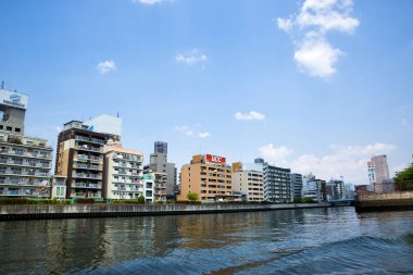 Osaka, Japonya çalışan bir nehir.