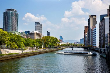 Osaka, Japonya çalışan bir nehir.
