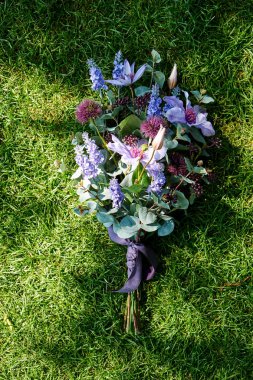 Bir buket çimenlerin üzerinde.                              