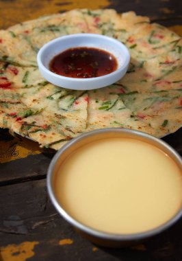 Kore geleneksel yemeği, Gamjajeon ve Makgeolli.