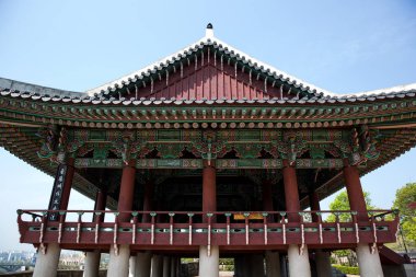 Ünlü bir turistik Kore olan Jinjuseong kale olduğunu.