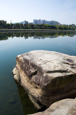 Uiam Kaya'dan Kore Jinjuseong kale önünde.