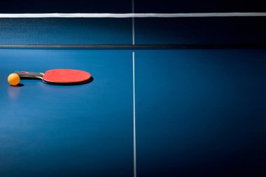 Raket ve masa tenisi masası.