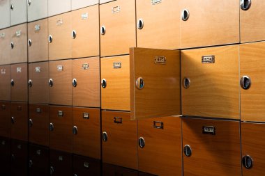 Masanın üzerinde eski bir telefon.