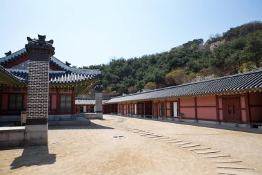 Suwon Hwaseong Kalesi Joseon Hanedanı sırasında bir kale duvarı ve Kore'ye ait bir Dünya Mirası Alanı.