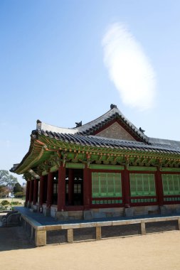 Suwon Hwaseong Kalesi Joseon Hanedanı sırasında bir kale duvarı ve Kore'ye ait bir Dünya Mirası Alanı.