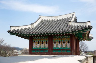 Suwon Hwaseong Kalesi Joseon Hanedanı sırasında bir kale duvarı ve Kore'ye ait bir Dünya Mirası Alanı.