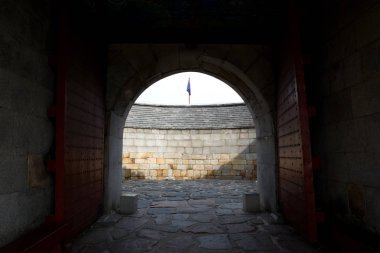 Suwon Hwaseong Kalesi Joseon Hanedanı sırasında bir kale duvarı ve Kore'ye ait bir Dünya Mirası Alanı.