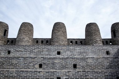 Suwon Hwaseong Kalesi Joseon Hanedanı sırasında bir kale duvarı ve Kore'ye ait bir Dünya Mirası Alanı.