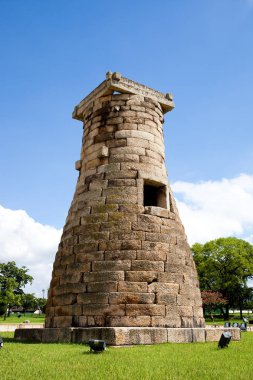 Cheomseongdae Asya'nın en eski astronomik Gözlemevi. Daereungwon mezar kompleksi Gyeongju, Güney Kore.