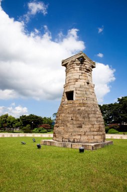 Cheomseongdae Asya'nın en eski astronomik Gözlemevi. Daereungwon mezar kompleksi Gyeongju, Güney Kore.