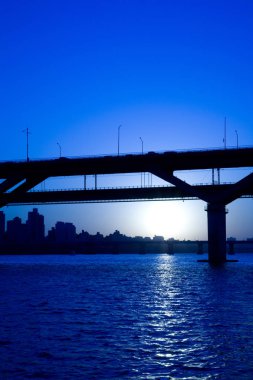 Cheongdam Köprüsü Kore Han Nehri bağlanır.