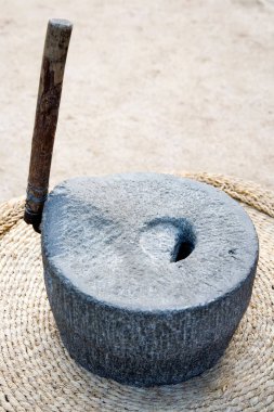 Millstone. Kore geleneksel değirmen taşı.