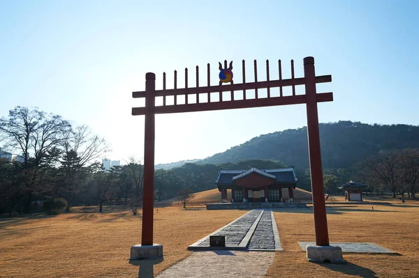Βασιλικοί Τάφοι Της Δυναστείας Του Τζοσεόν Που Βρίσκεται Στη Σεούλ — Φωτογραφία Αρχείου