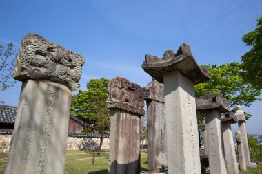 Mezar taşı. Bu Jinjuseong Kalesi Kore'de ünlü bir turistik olduğunu.