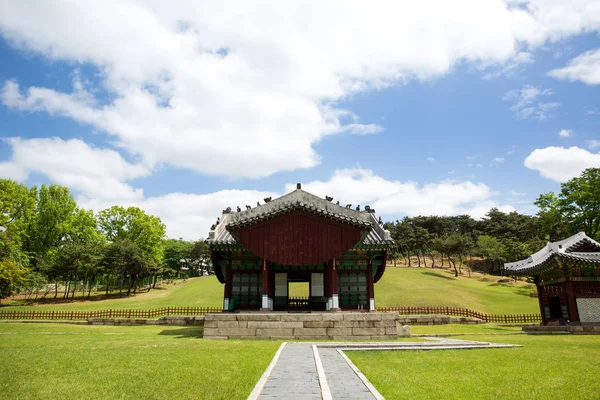 Joseon Hanedanı sırasında bir kraliyet ailesinin Yeonghwiwon ve Sunginwon Mezarları.