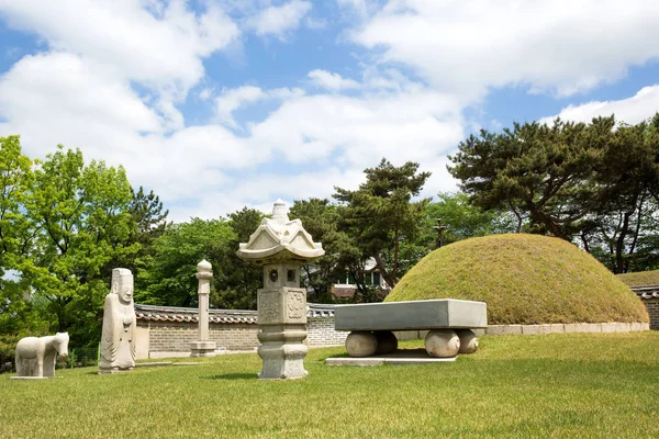 Joseon Hanedanı sırasında bir kraliyet ailesinin Yeonghwiwon ve Sunginwon Mezarları.