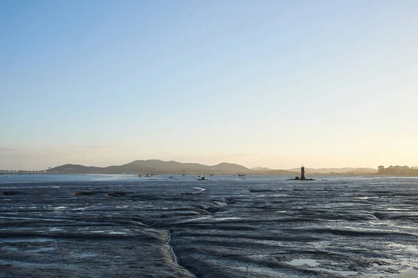 Gelgit'in Ebb'i ve Akışı. Kore'deki Gunsan Limanı.