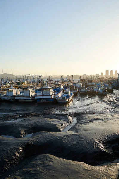 潮のエブと流れ韓国の群山港 — ストック写真