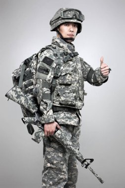 Elinde tüfek olan silahlı asker.