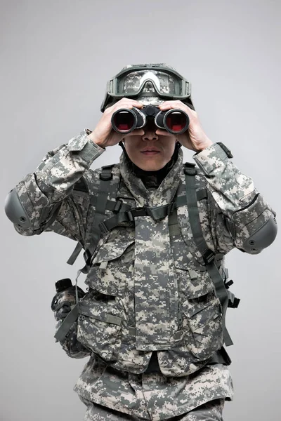 Soldado Armado Segurando Binóculos — Fotografia de Stock