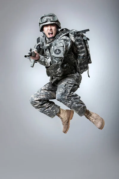 Soldado Armado Segurando Uma Espingarda — Fotografia de Stock