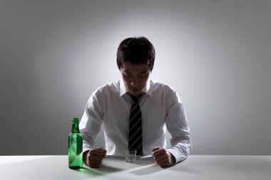Tek başına alkol içen bir işadamının görüntüsü.