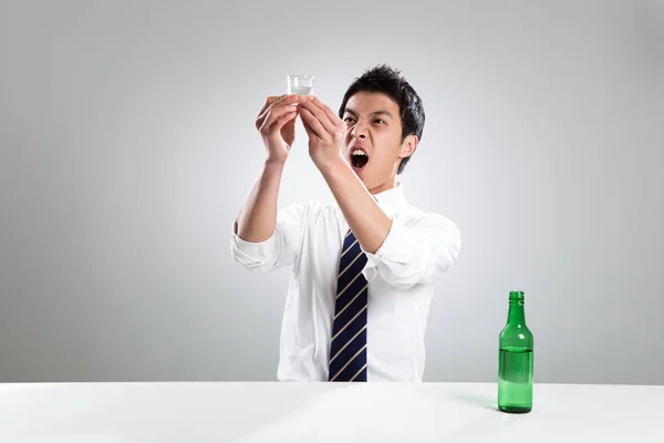 Imagen Hombre Negocios Bebiendo Alcohol Solo —  Fotos de Stock