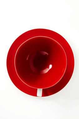 Beyaz arka planda kahve fincanı.