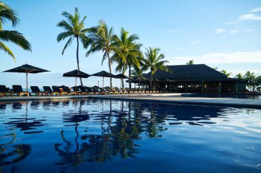 Fiji'de bir sahil beldesi.            