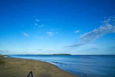 Fiji'de bir sahil beldesi.            