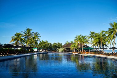 Fiji'de bir sahil beldesi.            