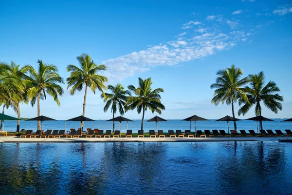 Fiji'de bir sahil beldesi.            