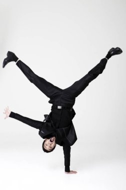 Koreli iş adamı takla atıyor.