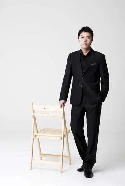 İş adamı. 30 'lu yaşlarda Koreli bir adamın iş imajı..