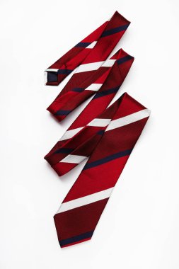 Beyaz bir arka planda kravat.