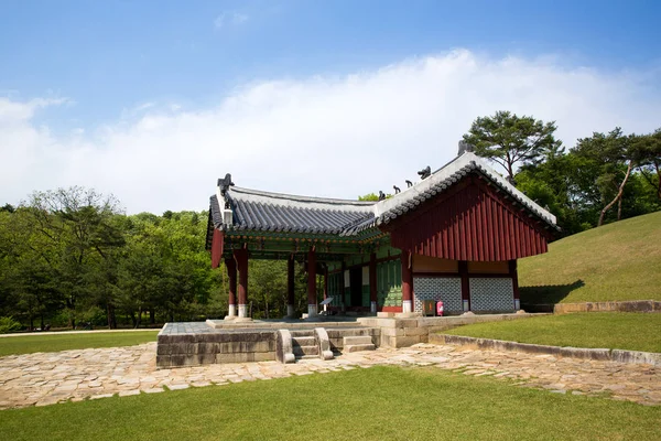 Paju Üç Kraliyet Mezarı Joseon Hanedanlığı 'nın bir kraliyet mezarıdır..