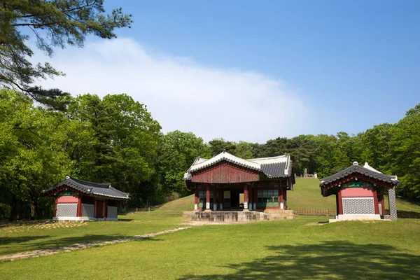 Paju Üç Kraliyet Mezarı Joseon Hanedanlığı 'nın bir kraliyet mezarıdır..