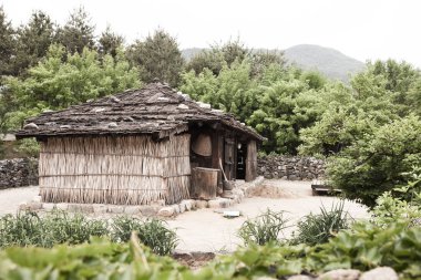 Arari Köyü eski evleri tecrübe etmek için bir yerdir..