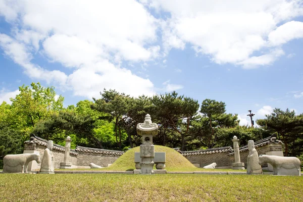 Yeonghwiwon ve Sunginwon Mezarlığı Joseon Hanedanlığı 'nın bir kralının mezarıdır..