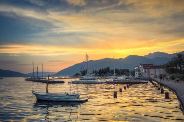 Gün batımı deniz yat dağlar batan güneşin sarı zemin üzerine. Tarihi kentin dolgu yat limanıdır.