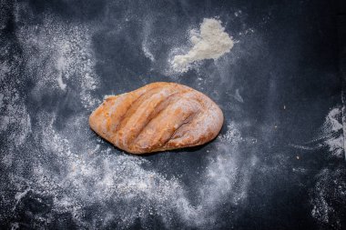 sadece soba gelen masada ekmek. Flour.bread kraft kağıt ile pişmiş taze pişmiş ekmek.